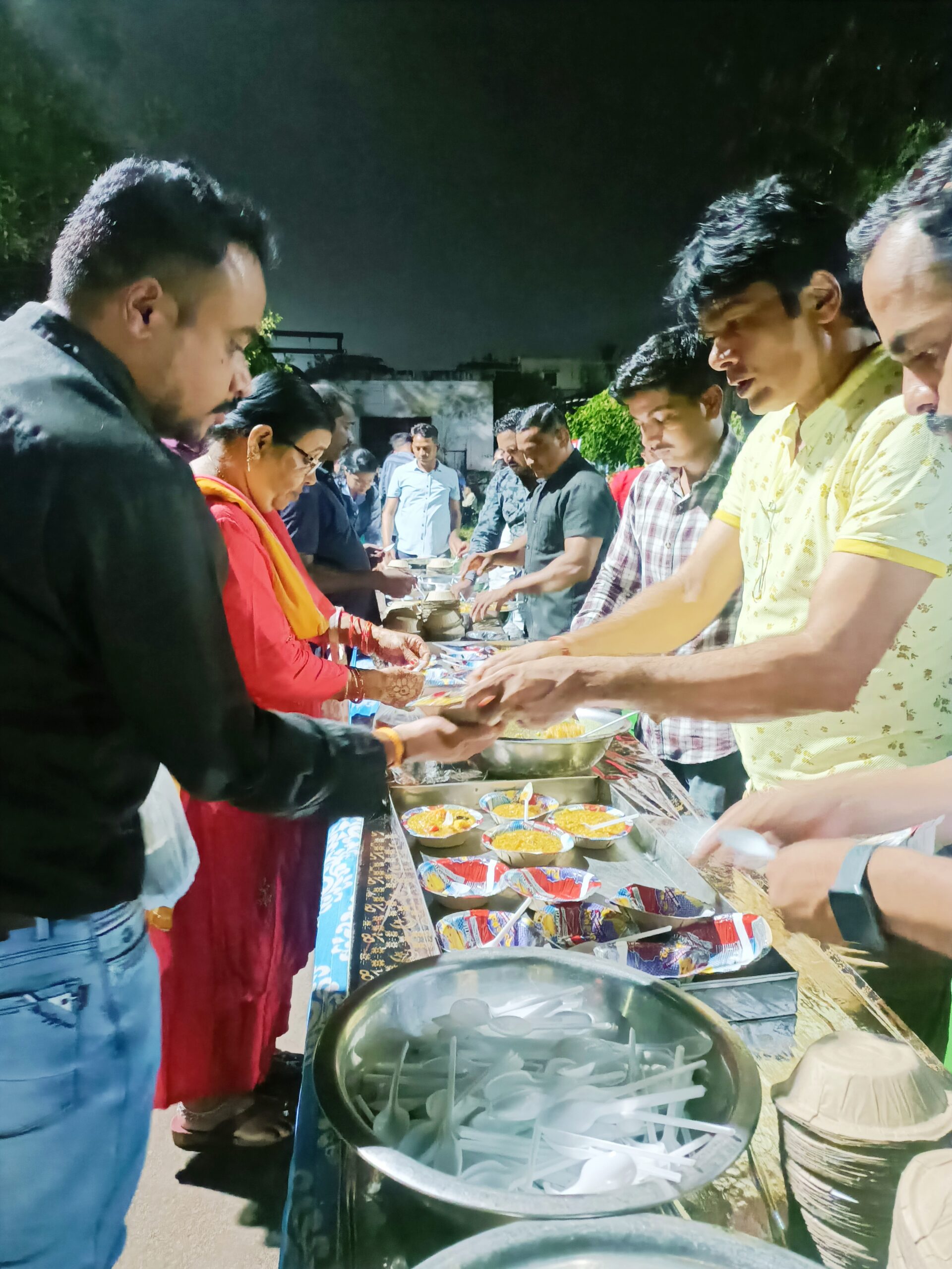 आध्यात्मिकता और समृद्धि के संगम में हनुमान मंदिर में प्रसाद वितरण